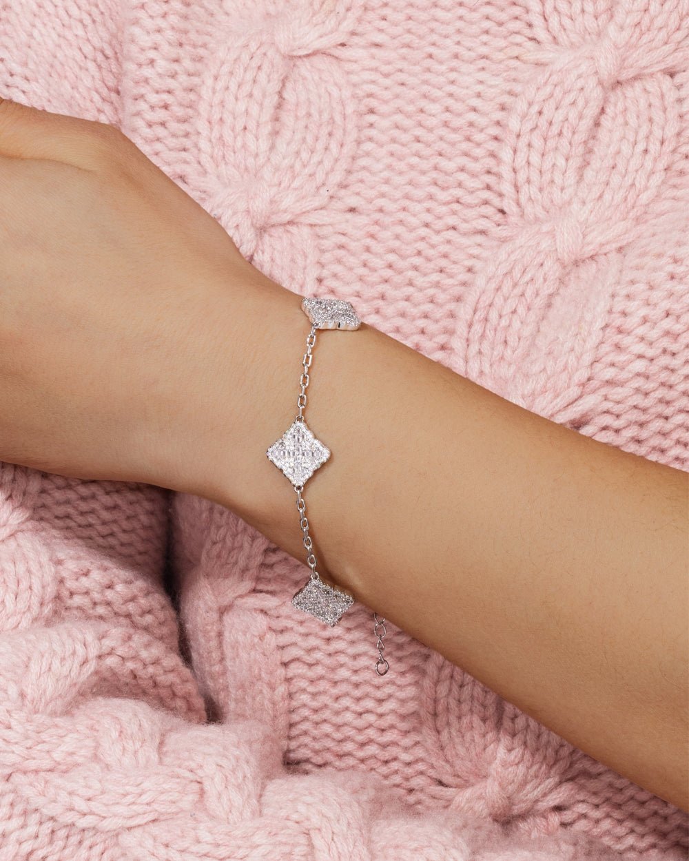 ICED CLOVER BRACELET IN WHITE GOLD