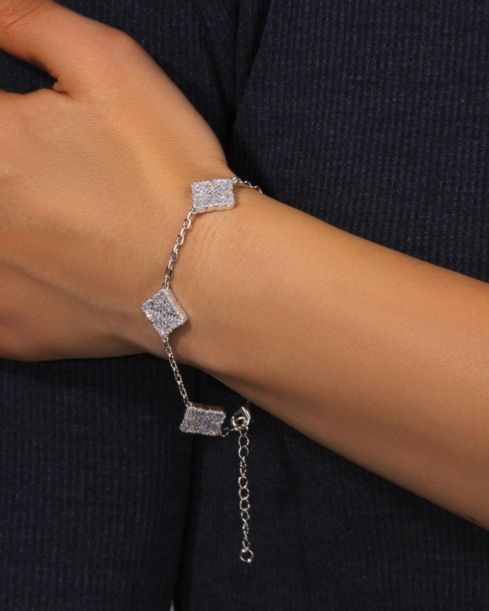 ICED CLOVER BRACELET IN WHITE GOLD