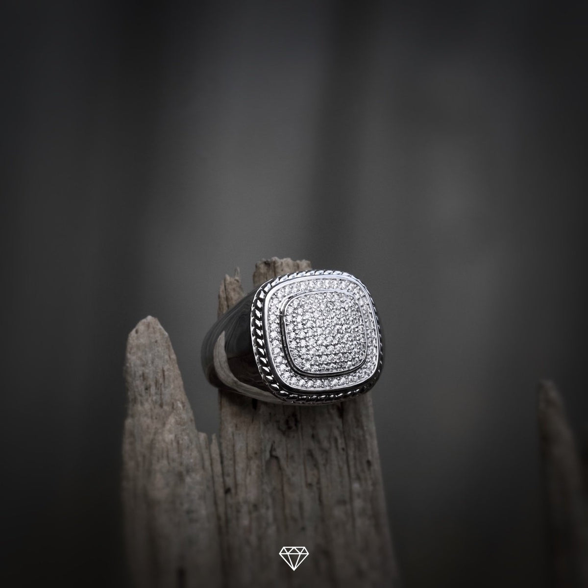 DIAMOND RING IN WHITE GOLD
