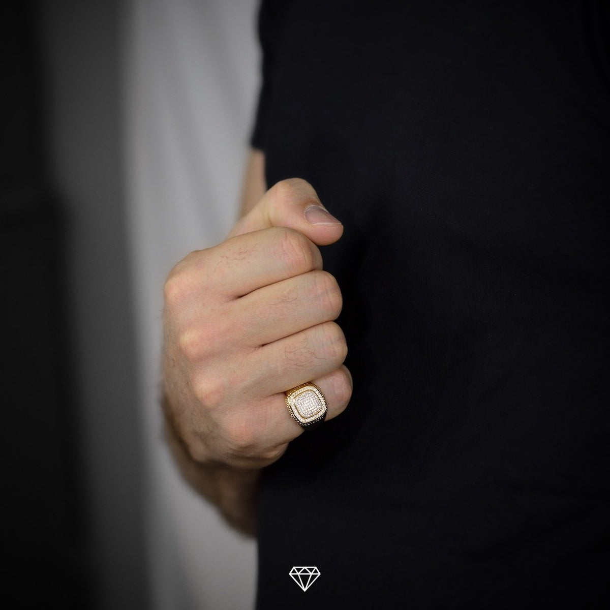 DIAMOND RING IN YELLOW GOLD